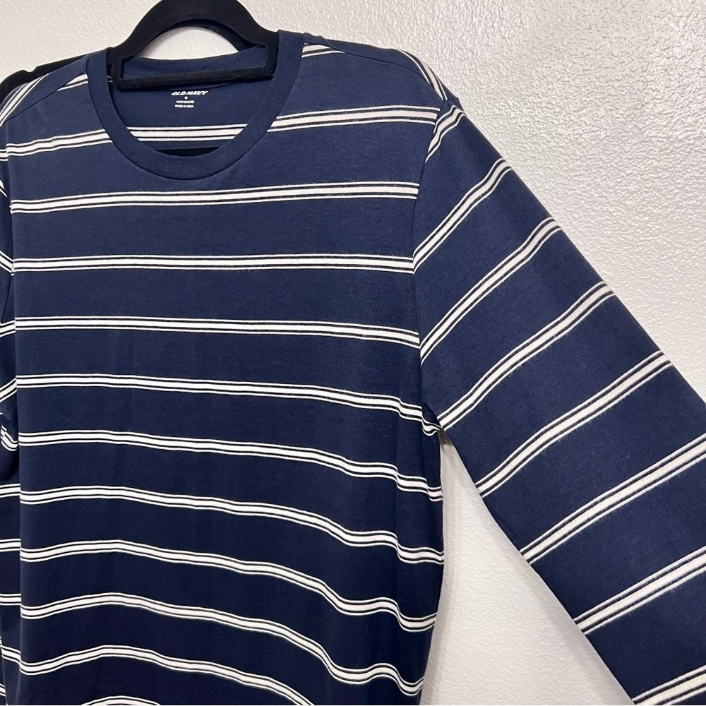 Old Navy Men's Blue and White Striped Long Sleeve Tee - Picture 6 of 9